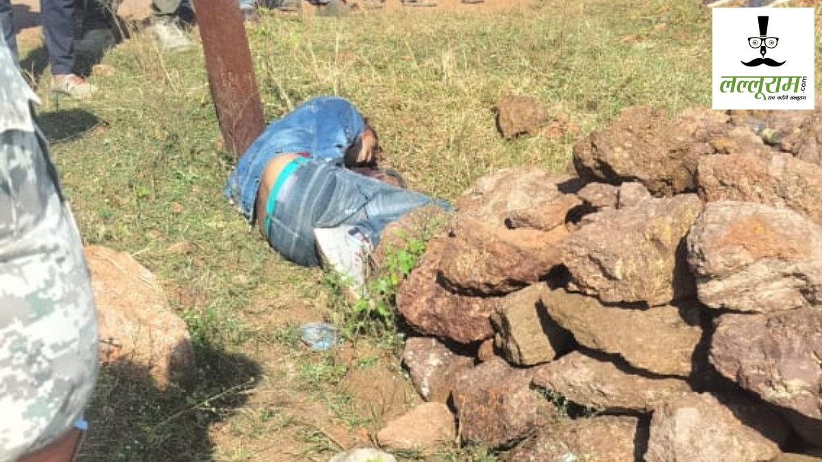 CG Crime News : सड़क किनारे राजमिस्त्री की मिली लाश, इलाके में फैली सनसनी