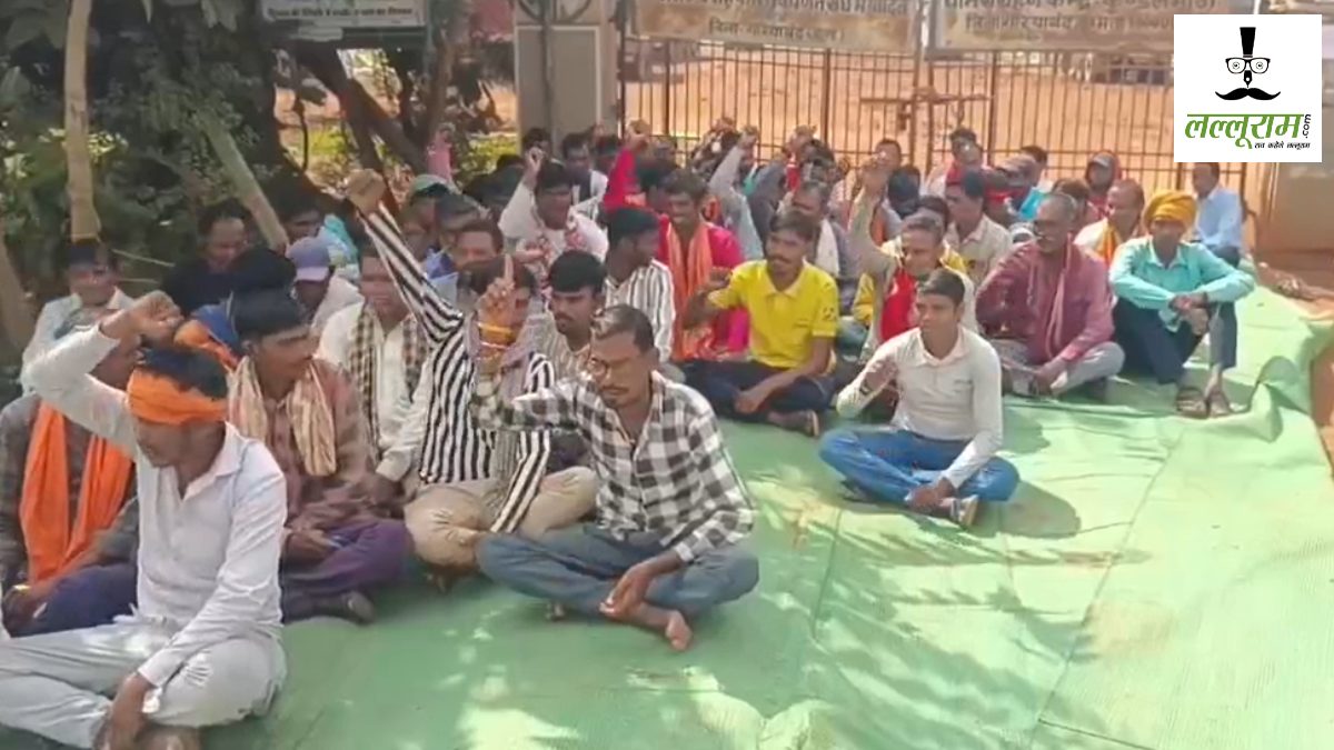 CG News : धान संग्रहण केंद्र के ठेकेदार पर PF राशि नहीं देने का आरोप, अनिश्चितकालीन हड़ताल पर बैठे सैंकड़ों कर्मचारी