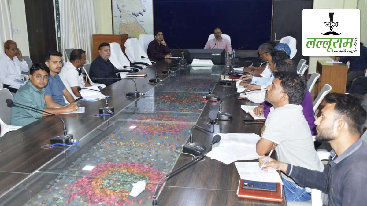 PM सूर्यघर योजना की धीमी प्रगति पर भड़के कलेक्टर: लापरवाही बरतने वाले बिजली विभाग के अफसरों का वेतन रोका, सोलर पैनल नहीं लगाने वाले वेंडर पर FIR के निर्देश