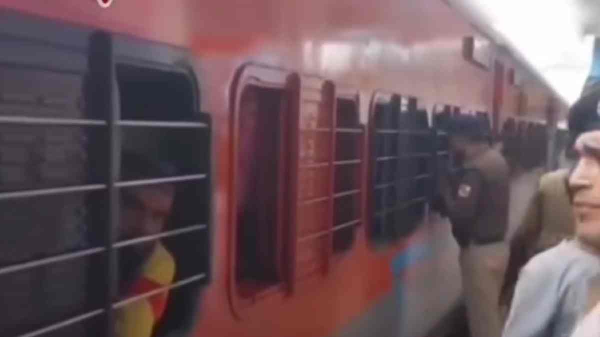 रेलवे की बड़ी लापरवाही! बुकिंग के बाद भी संपर्क क्रांति एक्सप्रेस में नहीं लगाया अतिरिक्त AC कोच, 51 यात्री ग्वालियर तक गर्मी में झुलसे