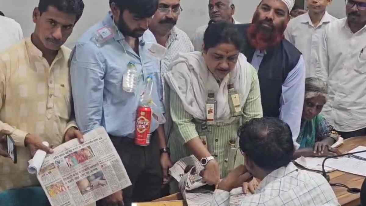 खंडवा में कांग्रेस का अनोखा प्रदर्शन: शराब की बोतल की माला गले में डालकर जनसुनवाई में पहुंचे, अवैध शराब की बिक्री का विरोध