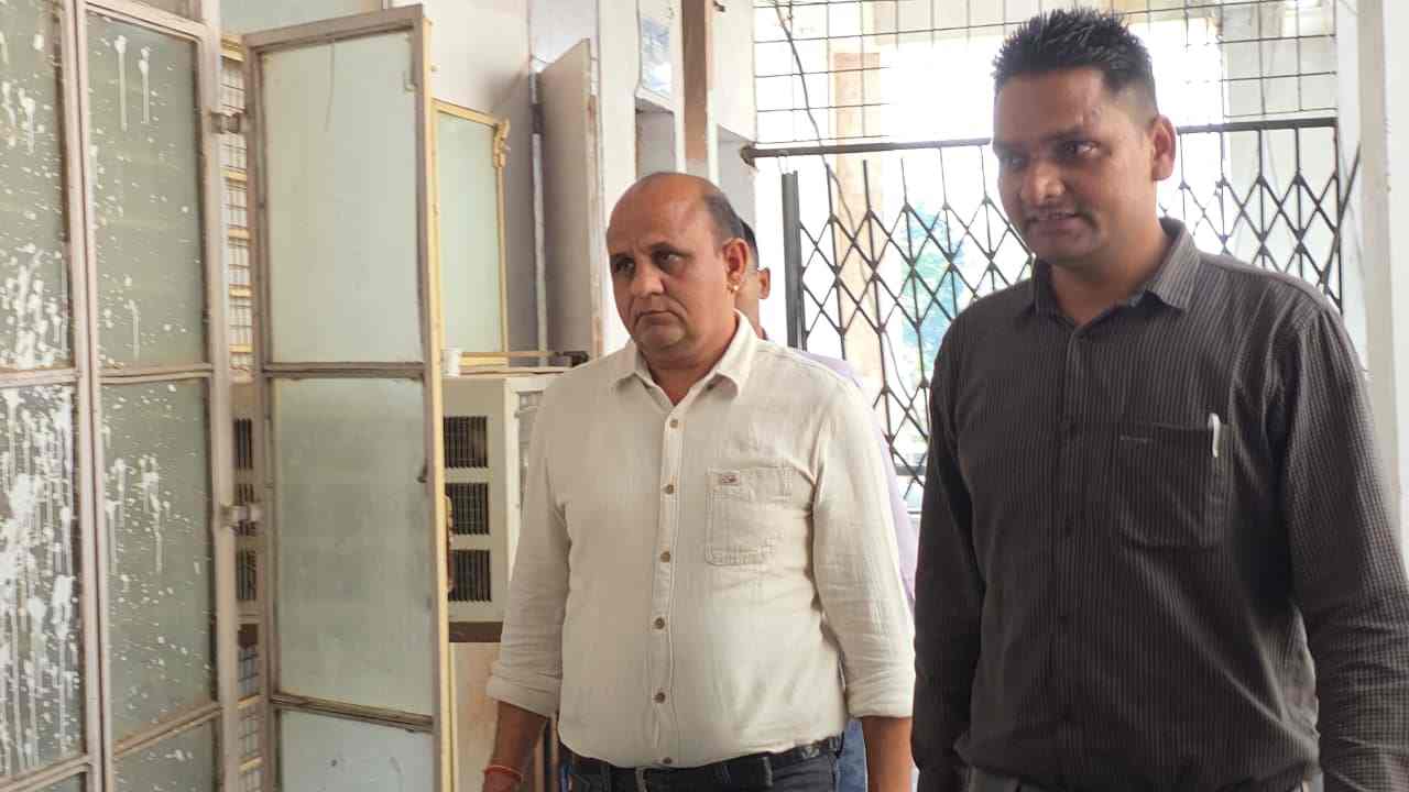 लोकायुक्त की बड़ी कार्रवाई: BMO और बाबू 8 हजार की रिश्वत लेते गिरफ्तार, रंगे हाथों पकड़ाए 