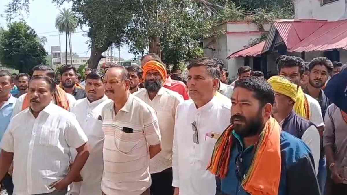 सीहोर के इछावर थाने में हिंदू संगठनों का प्रदर्शन: लापता लड़की की तलाश की मांग, बंद की दी चेतावनी, जानें पूरा मामला 