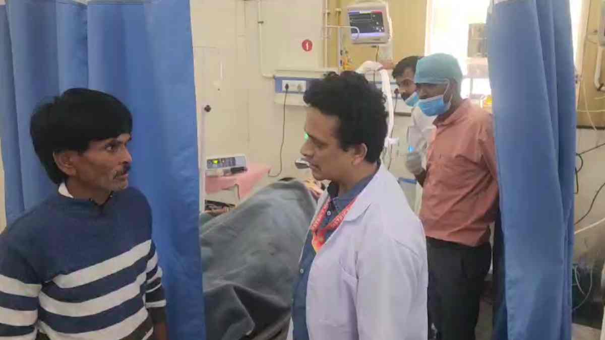 अंधविश्वास के चलते खतरे में पड़ गई जान: सांप काटने पर महिला को अस्पताल के बजाय झाड़-फूंक के लिए ले गए परिजन, हालत बिगड़ी तो डॉक्टरों ने लौटाई जिंदगी 