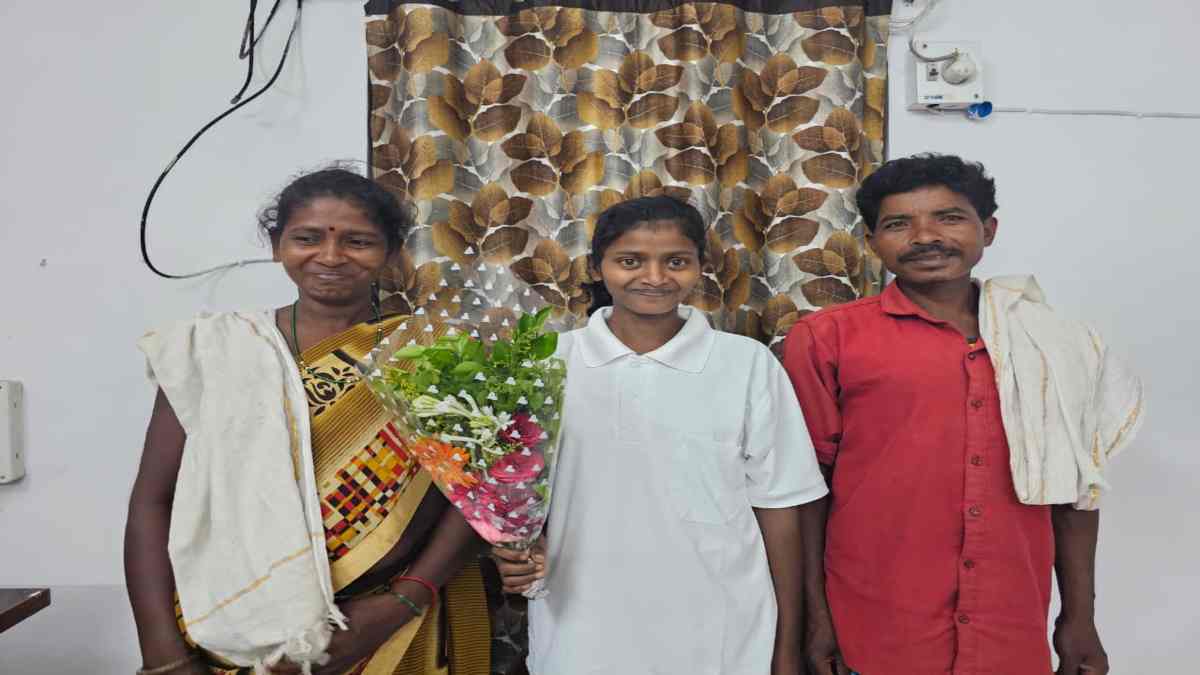 जंगलों से लौटी बेटी: नक्सली सुनीता के आत्मसमर्पण पर माता-पिता की आंखें हुई नम, पुलिस की अपील- हिंसा छोड़ मुख्यधारा में आए वापस 