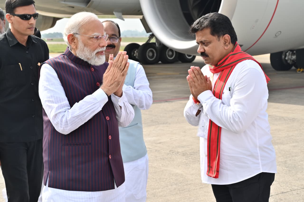 PM Modi Raipur visit : एयरपोर्ट में डिप्टी CM समेत इन नेताओं ने किया PM मोदी का स्वागत, देखें तस्वीरें …