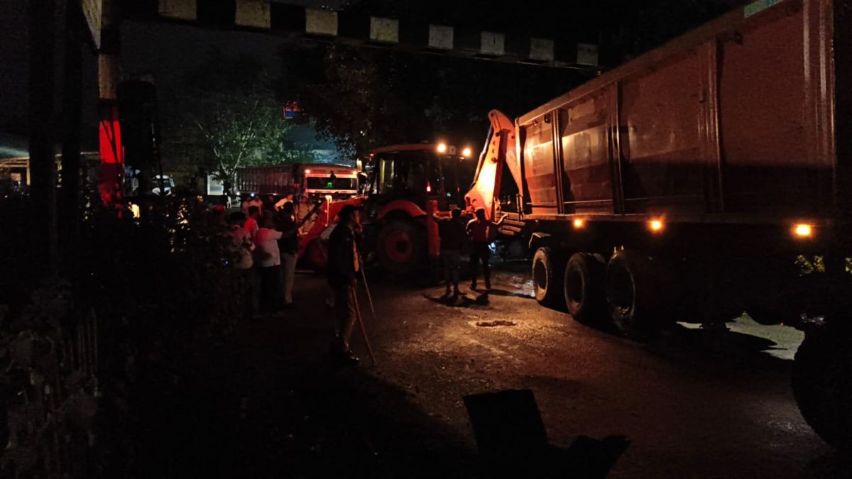 ड्राइवर से और क्या उम्मीद कर सकते हैंः ट्रक को रेलवे ट्रैक के बीच छोड़कर भागा, आधा दर्जन ट्रेनें हुई लेट