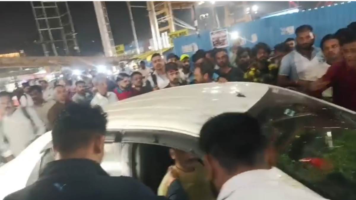 नशे में धुत कार चालक ने कई लोगों को रौंदा, 4 युवक, बुजुर्ग समेत लडकियां घायल, वाहन पर लिखा था ‘Police’