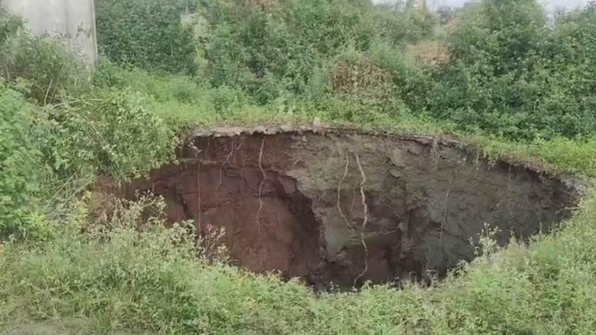 छिंदवाड़ा में बड़ा हादसा: कुआं धंसने से 70 साल की महिला मलबा समेत गिरी, NDRF ने रेस्क्यू ऑपरेशन किया शुरू