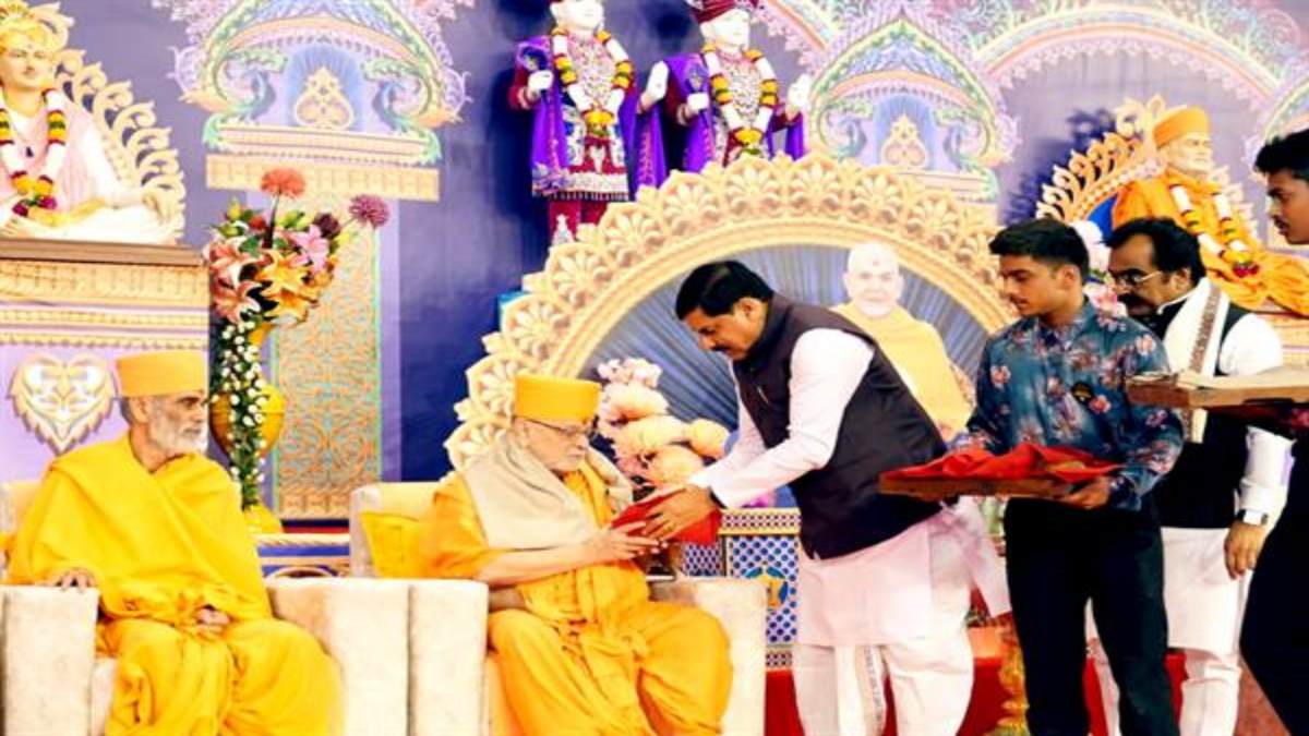 स्वामीनारायण संप्रदाय के कार्यक्रम में शामिल हुए CM डॉ. मोहन, कहा- सनातन संस्कृति के अलावा संस्कार देने के लिए भी करते हैं काम
