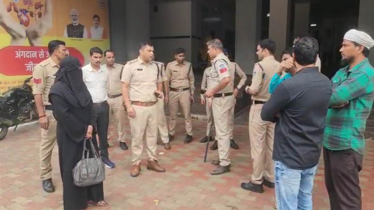 इलाज के लिए आई महिला से बुर्का हटाने कहा, भड़के परिजनों ने डॉक्टर को पीट दिया, 3 नर्सिंग स्टाफ भी चोटिल