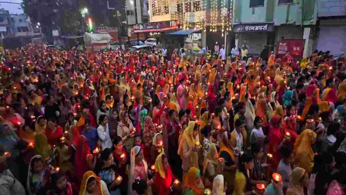 देव प्रबोधिनी एकादशी: दीपों की जगमगाहट में निकली विशाल प्रभातफेरी, बड़ी संख्या में महिलाओं ने लिया भाग