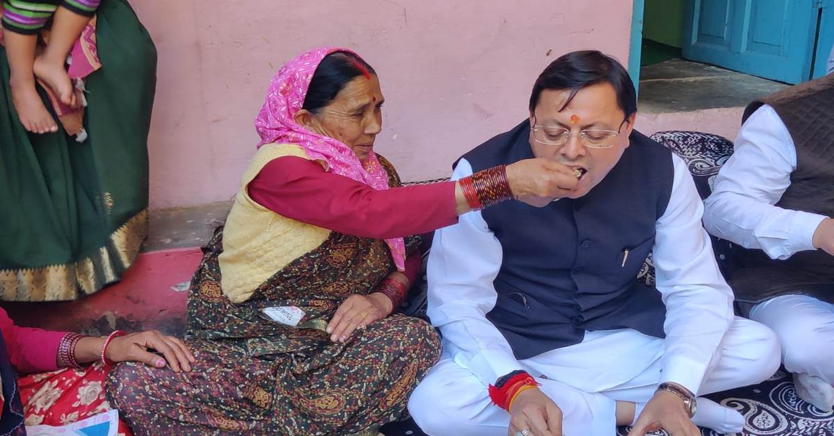 इगास के अवसर पर मृतक कुलदीप सिंह नेगी के घर पहुंचे सीएम धामी, परिजनों को सौंपा चेक, साथ में खाया खाना