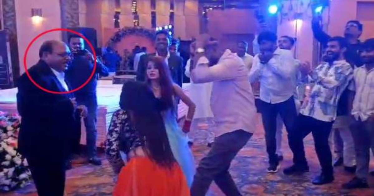 ‘टूट जाई राजा जी पलंग सागवान के…’, विदाई पार्टी में JE ने बार-बालाओं के साथ जमकर लगाए ठुमके, अश्लीलता का VIDEO वायरल