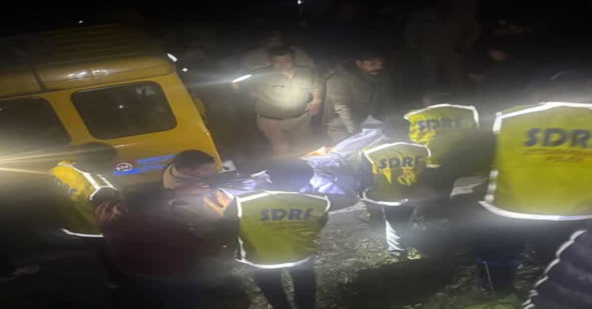 खाई में जा गिरा ट्रैवलर वाहन, 2 की मौत, 15 घायल, कैंची धाम और नैनीताल घूमकर लौट रहे थे वापस
