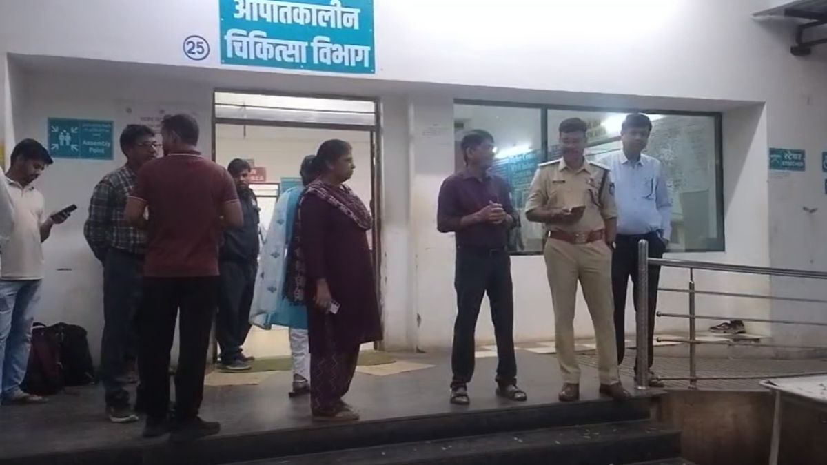 बड़ा हादसा टलाः यात्रियों से भरी बस हाईवे पर पलटी, 16 यात्री घायल, 11 लोग जिला अस्पताल में भर्ती