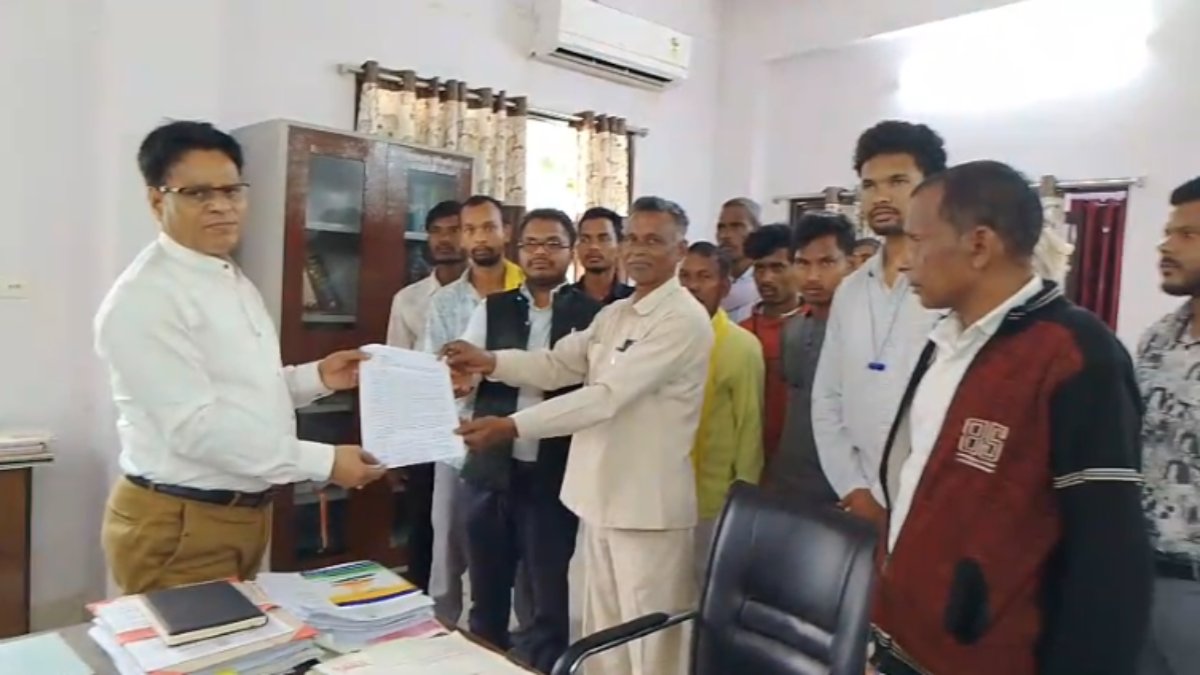 विधायक पर फर्जी जाति प्रमाण पत्र से चुनाव लड़ने का आरोप, ग्रामीणों ने कलेक्टर से की कार्रवाई की मांग, आंदोलन की दी चेतावनी