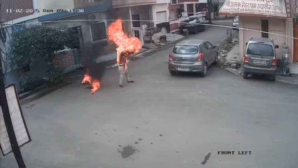 दिल दहलाने वाली घटनाः पत्नी से विवाद के बाद पति ने लगाई आग, देखते ही देखते जल गया, अस्पताल में तोड़ा दम