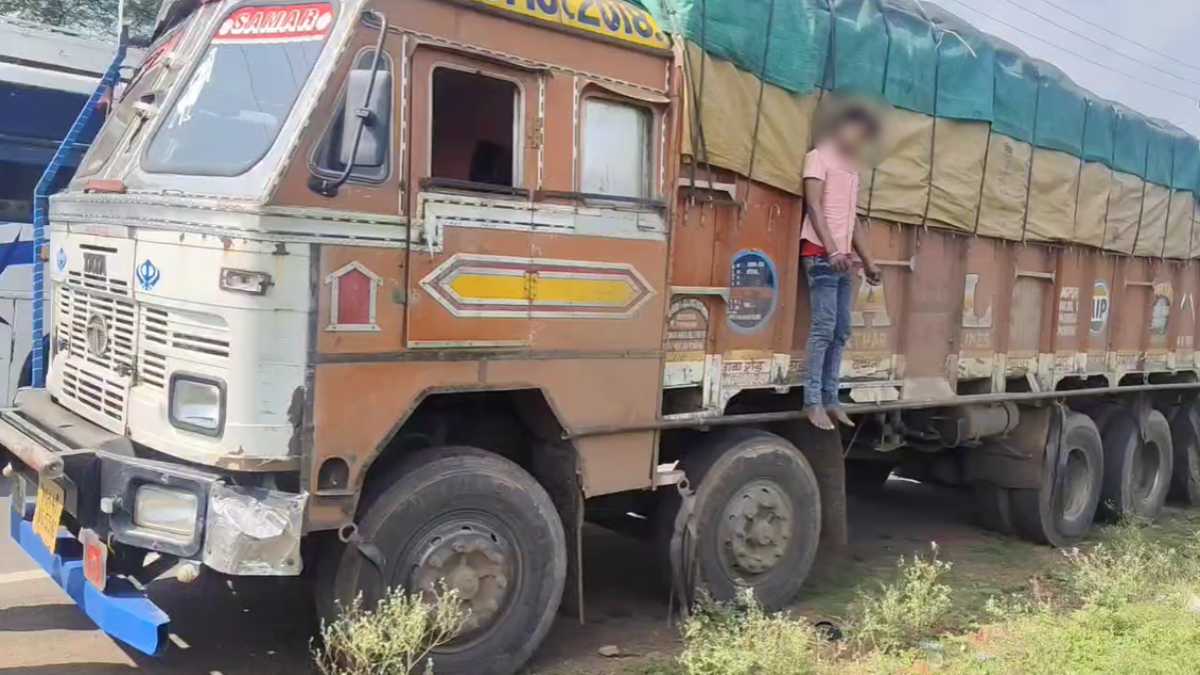 खुदकुशी की हैरान करने वाली तस्वीरः सड़क किनारे ट्रक खड़ाकर चालक ने लगा ली फांसी, हैदराबाद जा रहा था वाहन