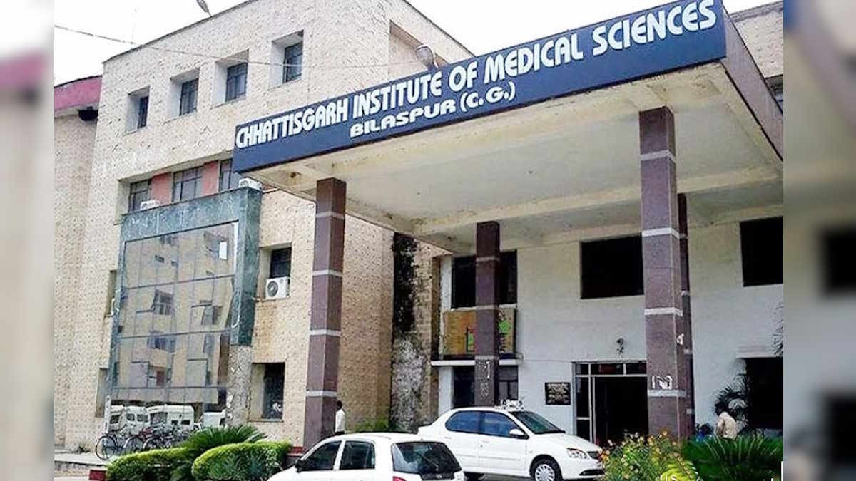 सिम्स में जूनियर को धमकाने और प्रताड़ित करने का मामला : प्रबंधन ने 25 छात्रों को हॉस्टल से किया निष्कासित, एक पर एक साल का प्रतिबंध