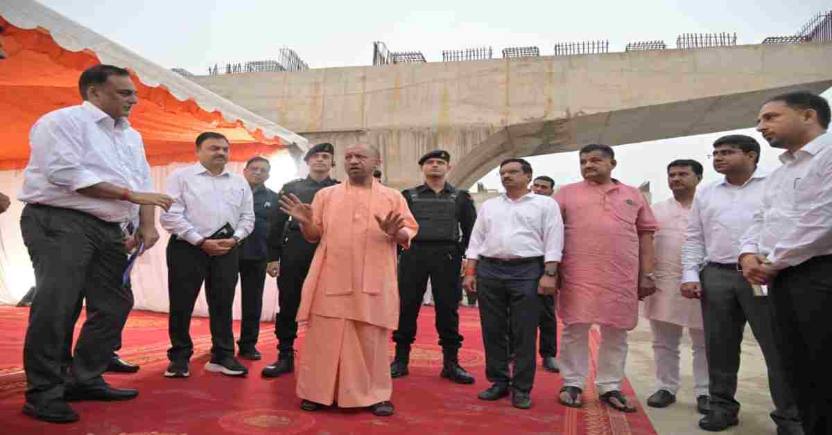 सीएम योगी ने गोरखपुर के पहले सिक्सलेन फ्लाईओवर के निर्माण कार्य का किया निरीक्षण, निर्माण में देरी होने पर अधिकारियों को लगाई फटकार