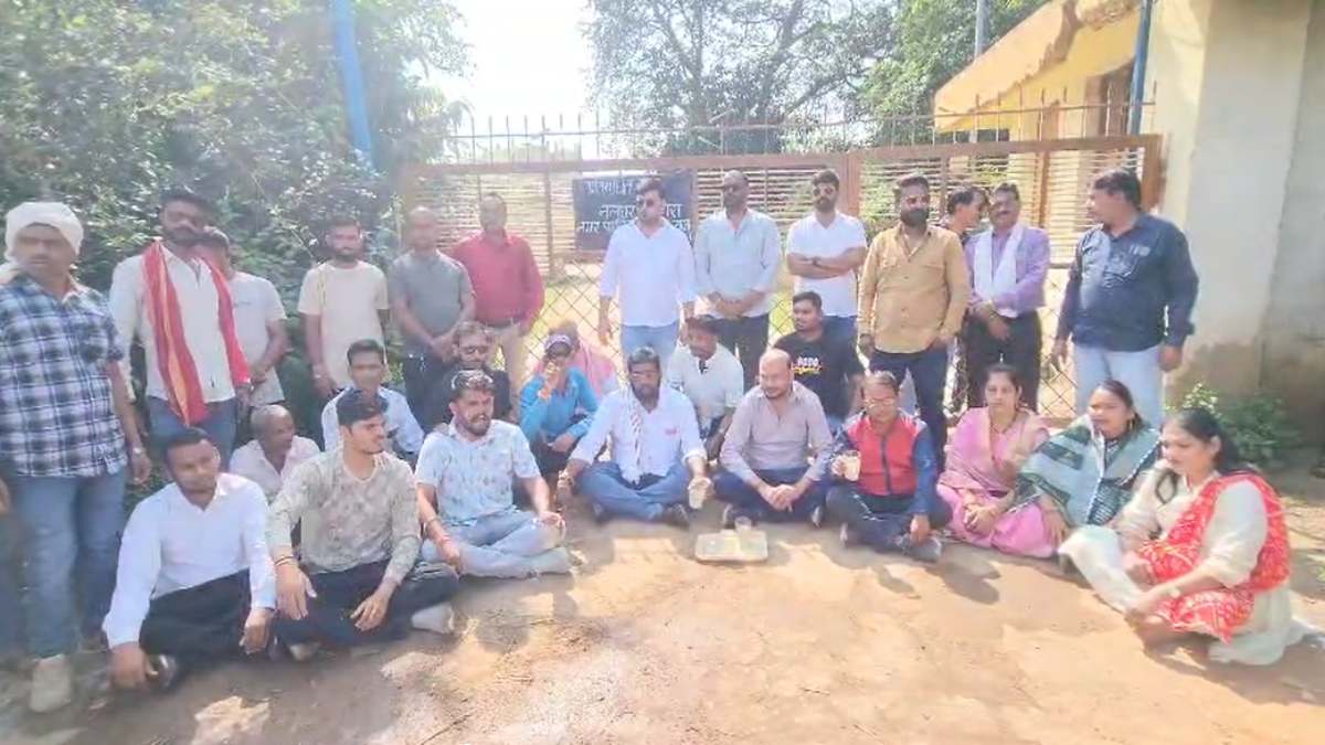 शहर में गंदे पानी की सप्लाई से बीमार पड़ रहे लोग, कांग्रेस ने किया प्रदर्शन, इधर प्रतिबंधित क्षेत्र वाटर संयंत्र में  ठेकेदारों की चल रही थी पार्टी