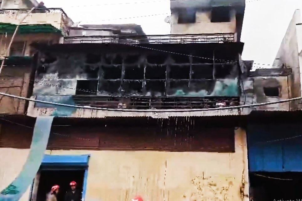दिल्ली: वजीरपुर में बर्तन की फैक्ट्री में भीषण आग, दमकल की 13 गाड़ियों ने कड़ी मशक्कत के बाद आग पर पाया काबू