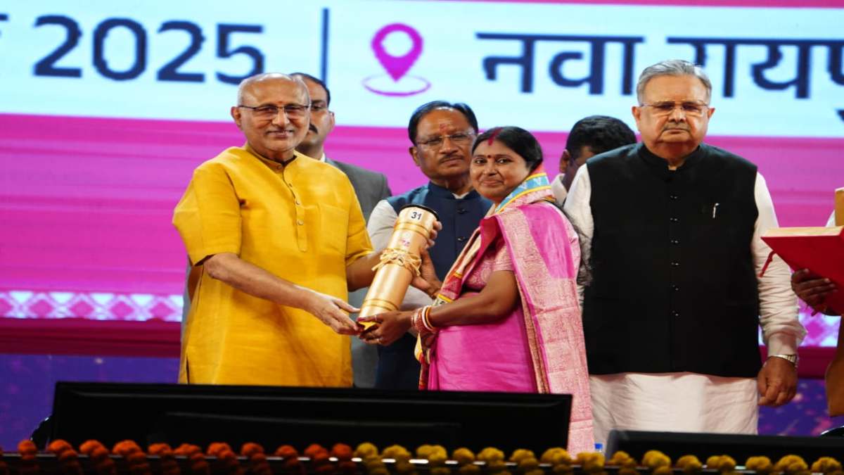 राज्य अलंकरण समारोह : उपराष्ट्रपति के हाथों महासमुंद की बेटी को मिला रानी वीरांगना अवंती बाई लोधी सम्मान, प्रेमशीला ने संघर्ष से लिखी बदलाव की नई इबारत