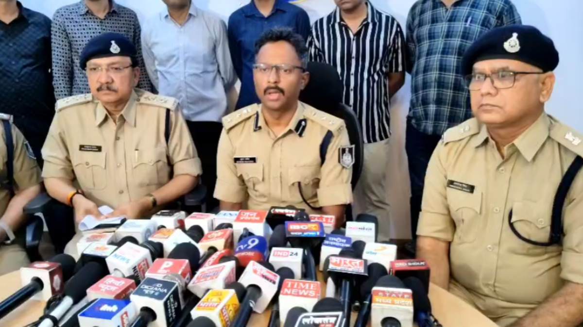 पार्टी खत्म होते ही पैसों की तंगी: दोस्तों ने बनाया चोरी का प्लान, शोरूम को निशाना बनाकर साढ़े 6 लाख पर किया हाथ साफ