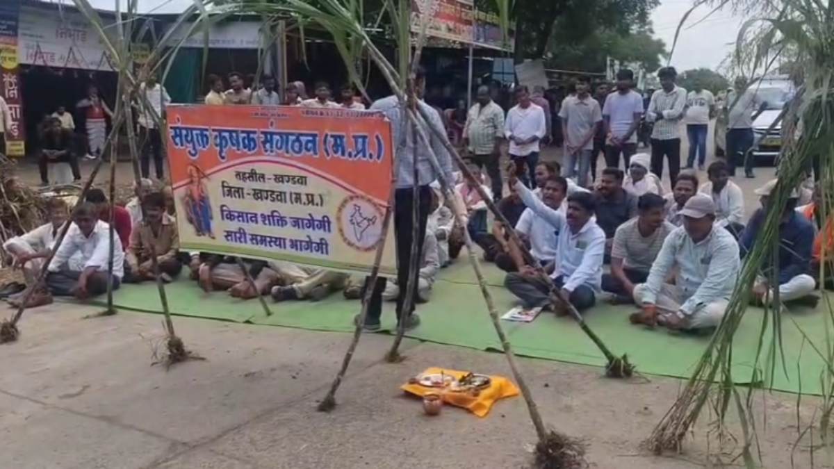 इंदौर नेशनल हाईवे पर किसानों ने किया जाम: प्याज, सोयाबीन और मक्का की फसल से जुड़ी मांगों को लेकर हंगामा, मौके पर पहुंची पुलिस