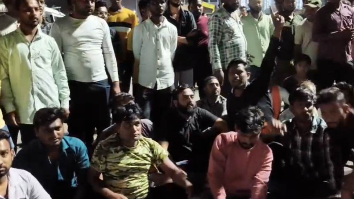 नाबालिग से ब्लैकमेल कर रेप: नगर पालिका उपाध्यक्ष के विवादित बयान से भड़के लोगों ने किया चक्काजाम, पुलिस ने किया लाठीचार्ज, जवाब में हुई पत्थरबाजी