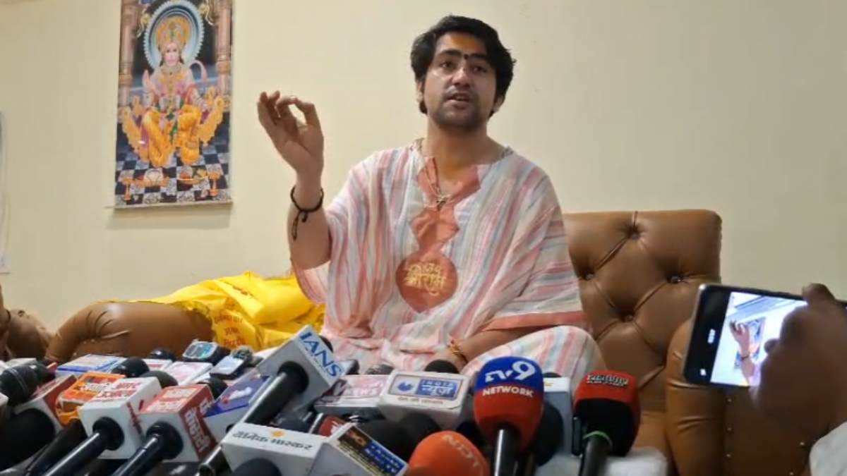 पंडित धीरेंद्र शास्त्री दिल्ली से वृंदावन तक करेंगे ‘हिंदू एकता पदयात्रा’, 300 मुस्लिम घर वापसी के लिए होना चाहते हैं शामिल, 500 महिला वॉलंटियर्स को जिम्मेदारी