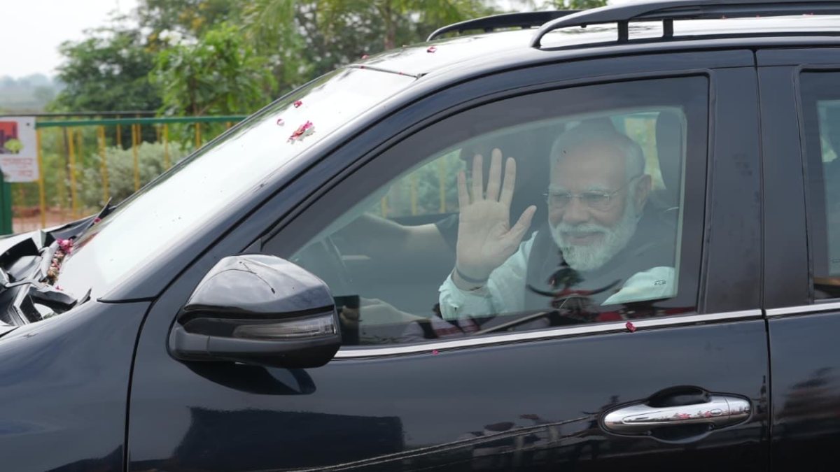 PM Modi in Raipur: प्रधानमंत्री नरेंद्र मोदी ने नवा रायपुर में किया रोड शो, राजधानीवासियों ने गर्मजोशी से किया स्वागत, देखें Video …