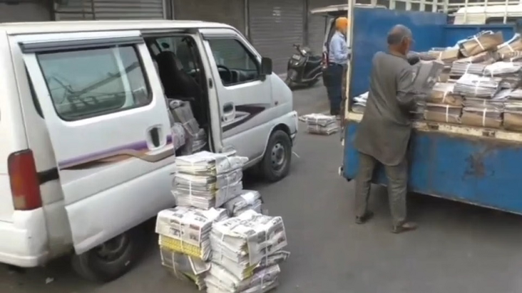 पंजाब में समाचार पत्रों के वाहनों को रोका पुलिस ने, देरी से पहुंचा अख़बार