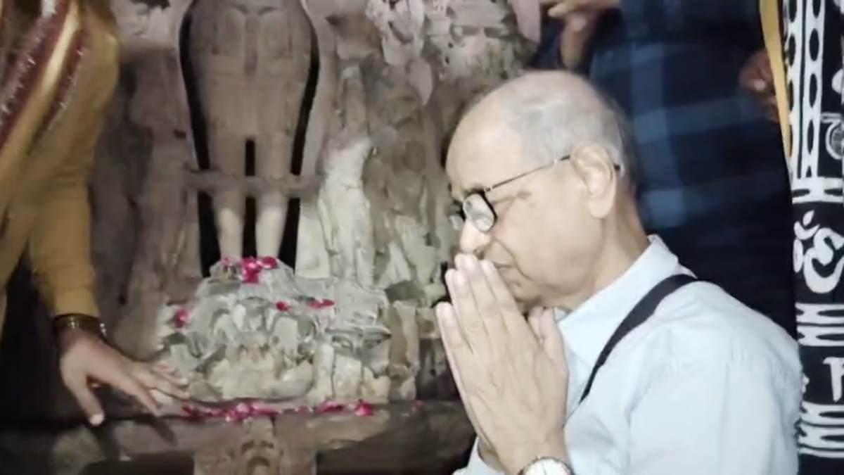 CJI पर जूता फेंकने वाले वकील ने जवारी मंदिर में की पूजा, कहा- मूर्ति में जब तक सिर नहीं लगेगा, माला नहीं चढ़ाऊंगा, कांग्रेस पर साधा निशाना, ट्रस्ट ने कहा- यहां सोना लगाएंगे