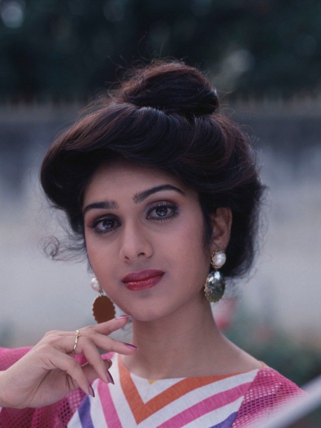 Meenakshi Sheshadri Glamorous Look: जवानी में बेहद खूबसूरत दिखती थी बॉलीवुड की दामिन…