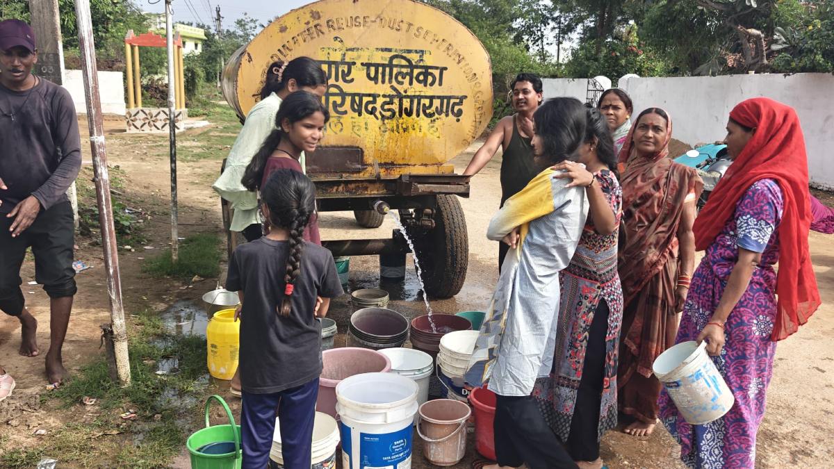 जल संकट गहराया : बूंद-बूंद पानी को तरसे लोग, पालिका की लापरवाही से मचा हाहाकार