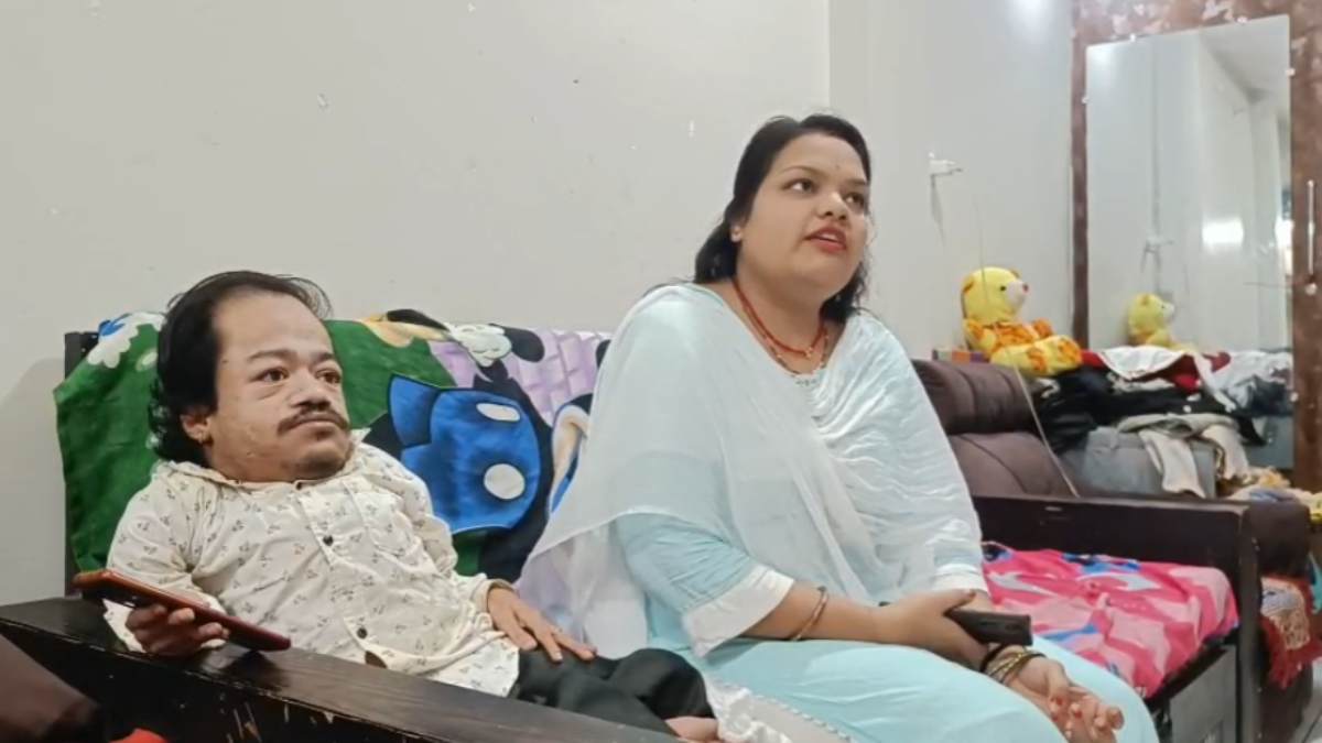 रब ने बना दी जोड़ी! ढाई फीट के पति को गोद में लेकर चलती है 5 फीट की पत्नी, घर से भागकर की थी लव मैरिज, पढ़िए अनोखी लव स्टोरी 