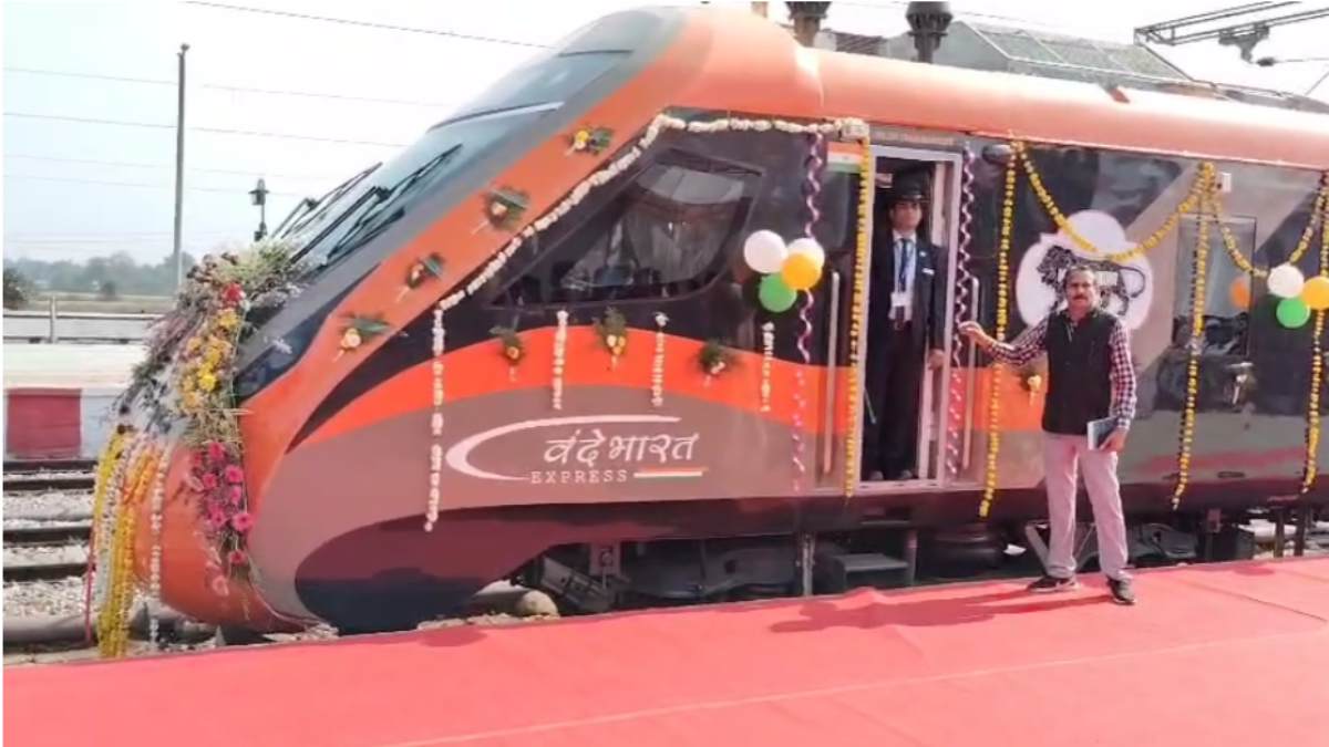 7 नवंबर से दौड़ेगी वाराणसी-खजुराहो वंदे भारत एक्सप्रेस: विंध्याचल, प्रयागराज समेत इन स्टेशनों से गुजरेगी, रेलवे ने जारी किया टाइम टेबल